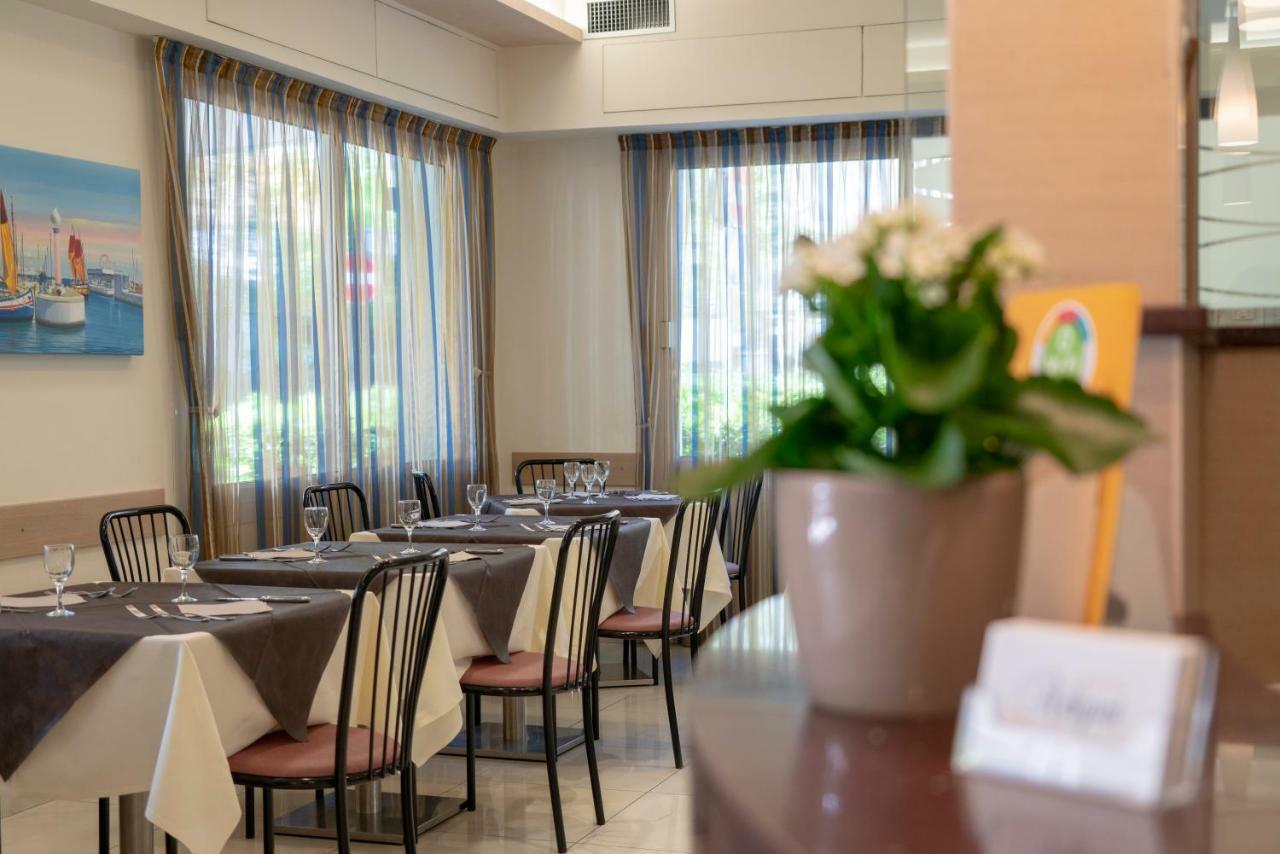 Hotel Adigrat Риччоне Екстер'єр фото