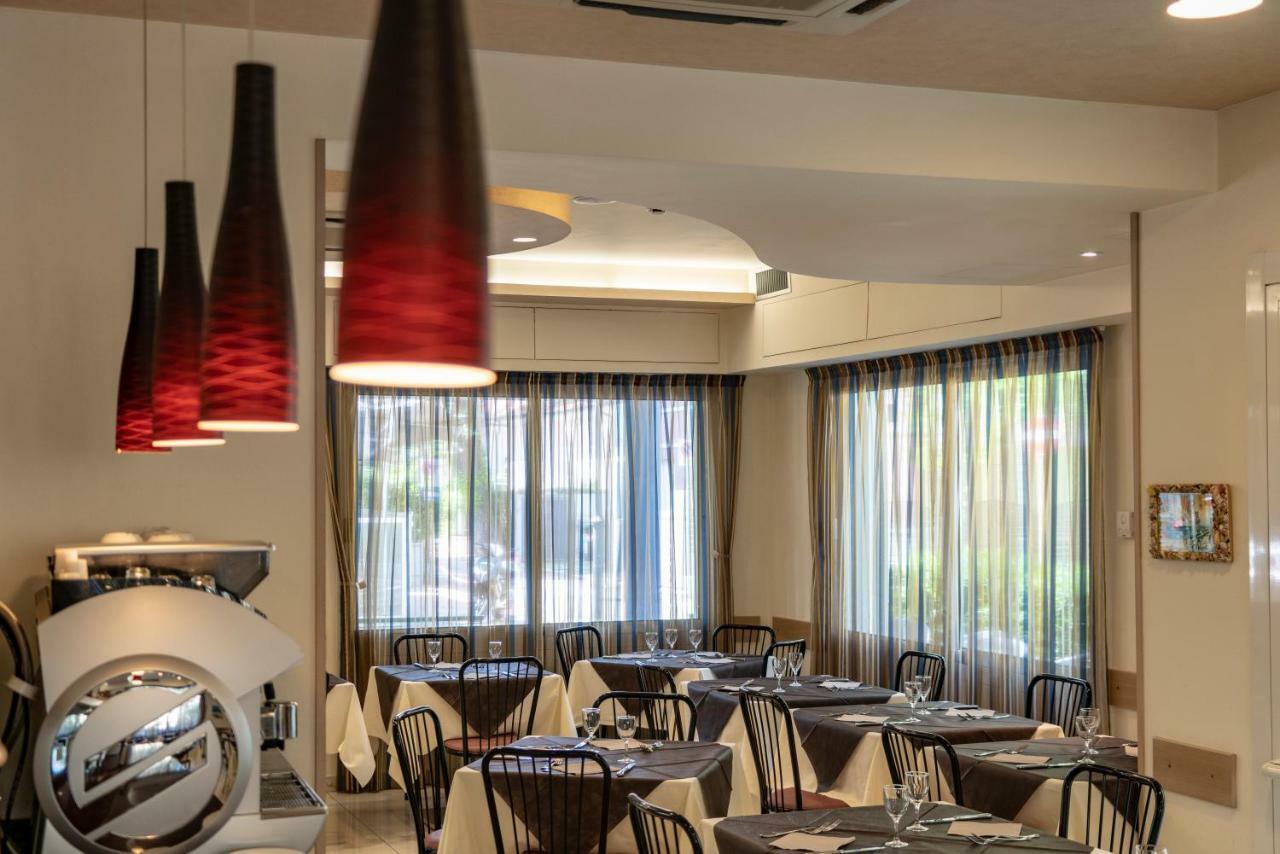 Hotel Adigrat Риччоне Екстер'єр фото